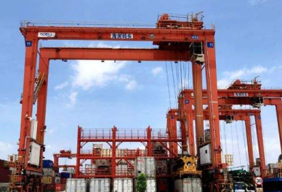 鋼絲繩電動葫蘆為什么能勝任港口集裝箱吊運工作