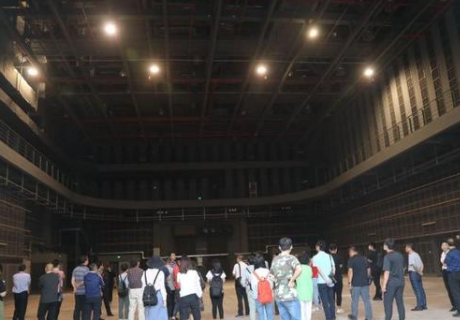 無柱攝影棚內(nèi)使用鋼絲繩電動葫蘆懸掛燈光道具