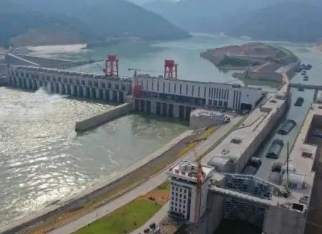 大藤峽水利樞紐工程建設(shè)中鋼絲繩葫蘆發(fā)揮吊重作用